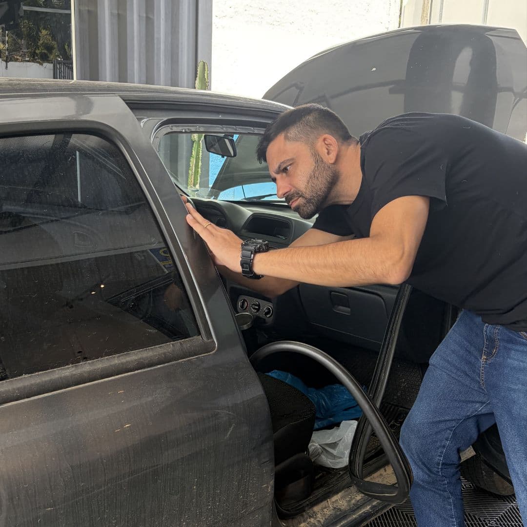 Perito analisando detalhe técnico do veículo