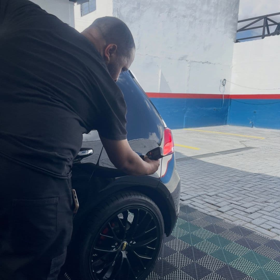 Perito utilizando micrômetro para medir camada de tinta