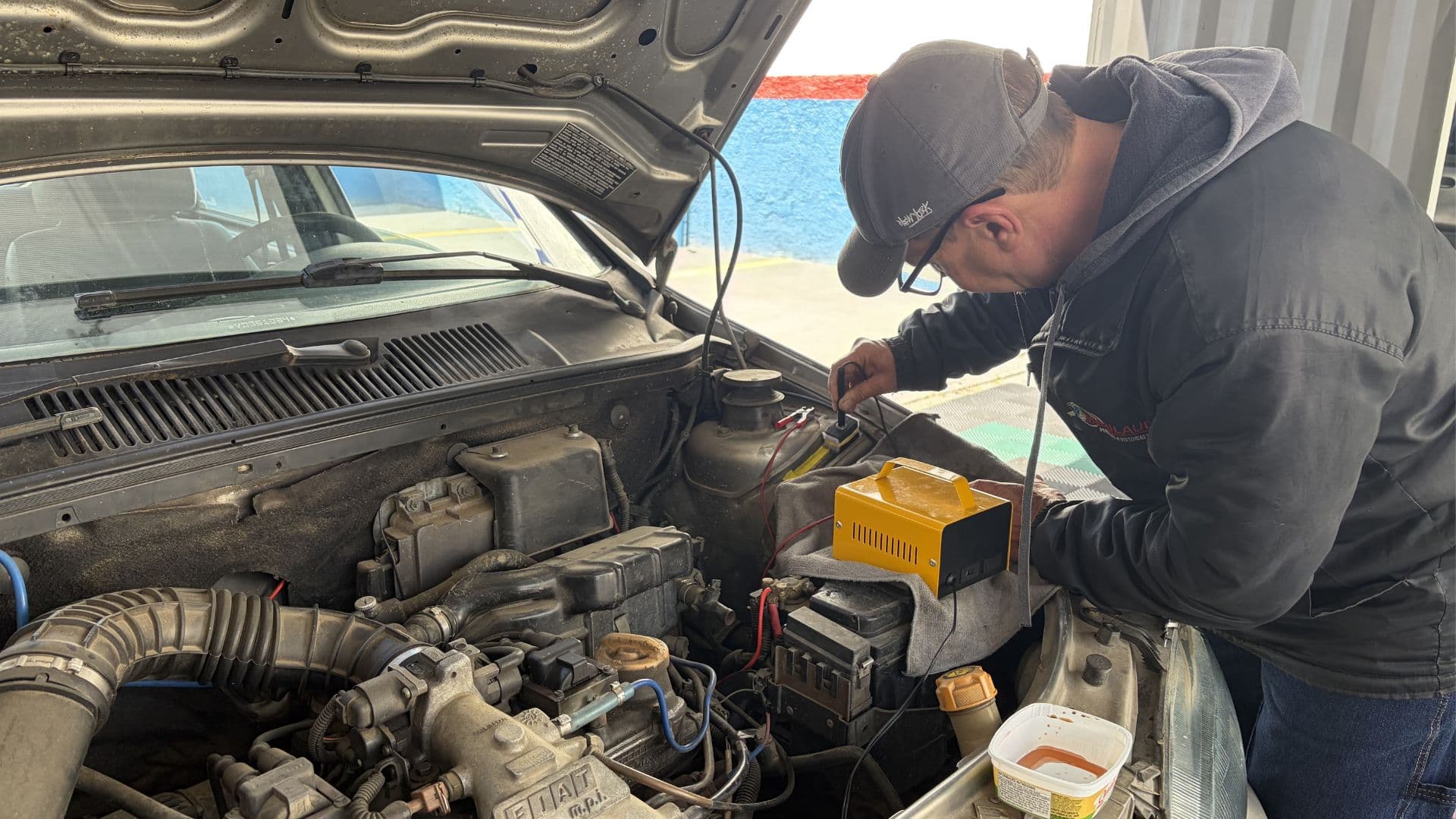 Perito realizando gravação de chassi na remarcação autorizada