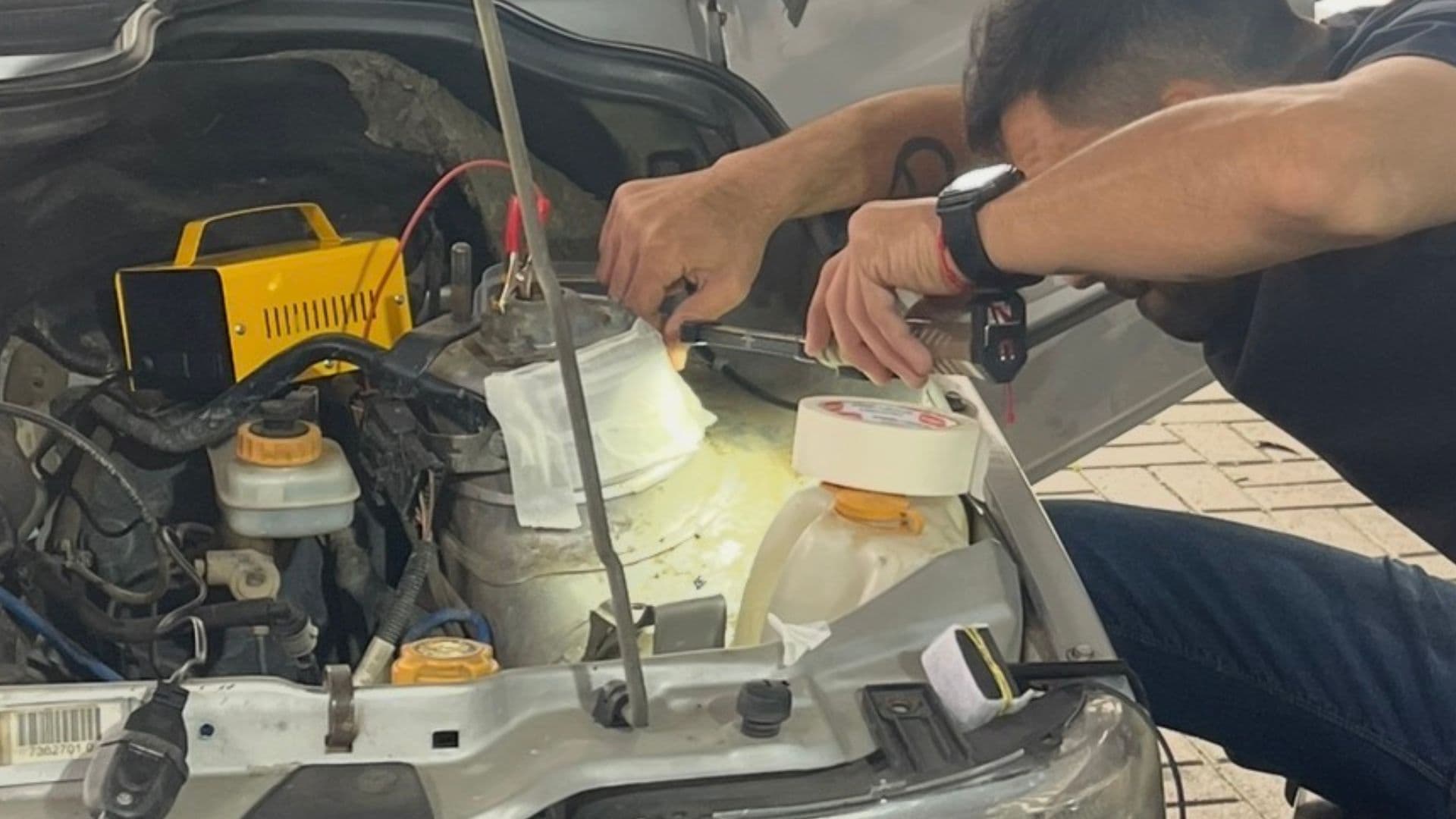 Perito realizando gravação de motor na remarcação autorizada
